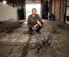 Ateliê de artes visuais de Paulo da Luz que utilizou recursos do Microcrédito Paraná