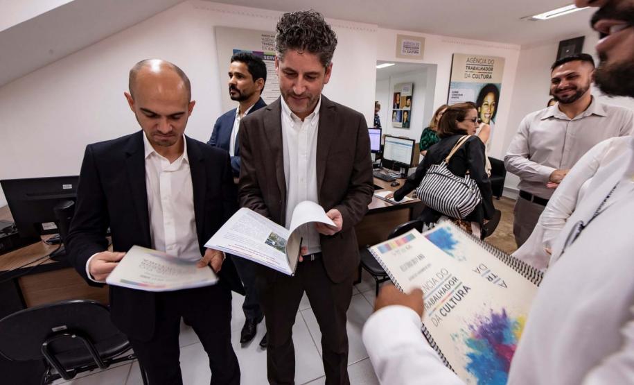 Agência do Trabalhador da Cultura recebe visita de representantes da Agência Francesa de Desenvolvimento