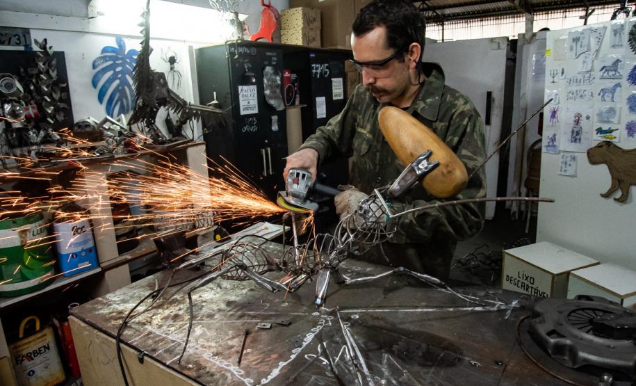 Ateliê de artes visuais de Paulo da Luz que utilizou recursos do Microcrédito Paraná