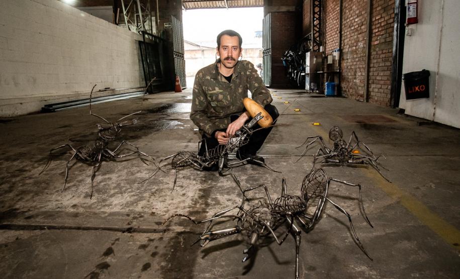 Ateliê de artes visuais de Paulo da Luz que utilizou recursos do Microcrédito Paraná